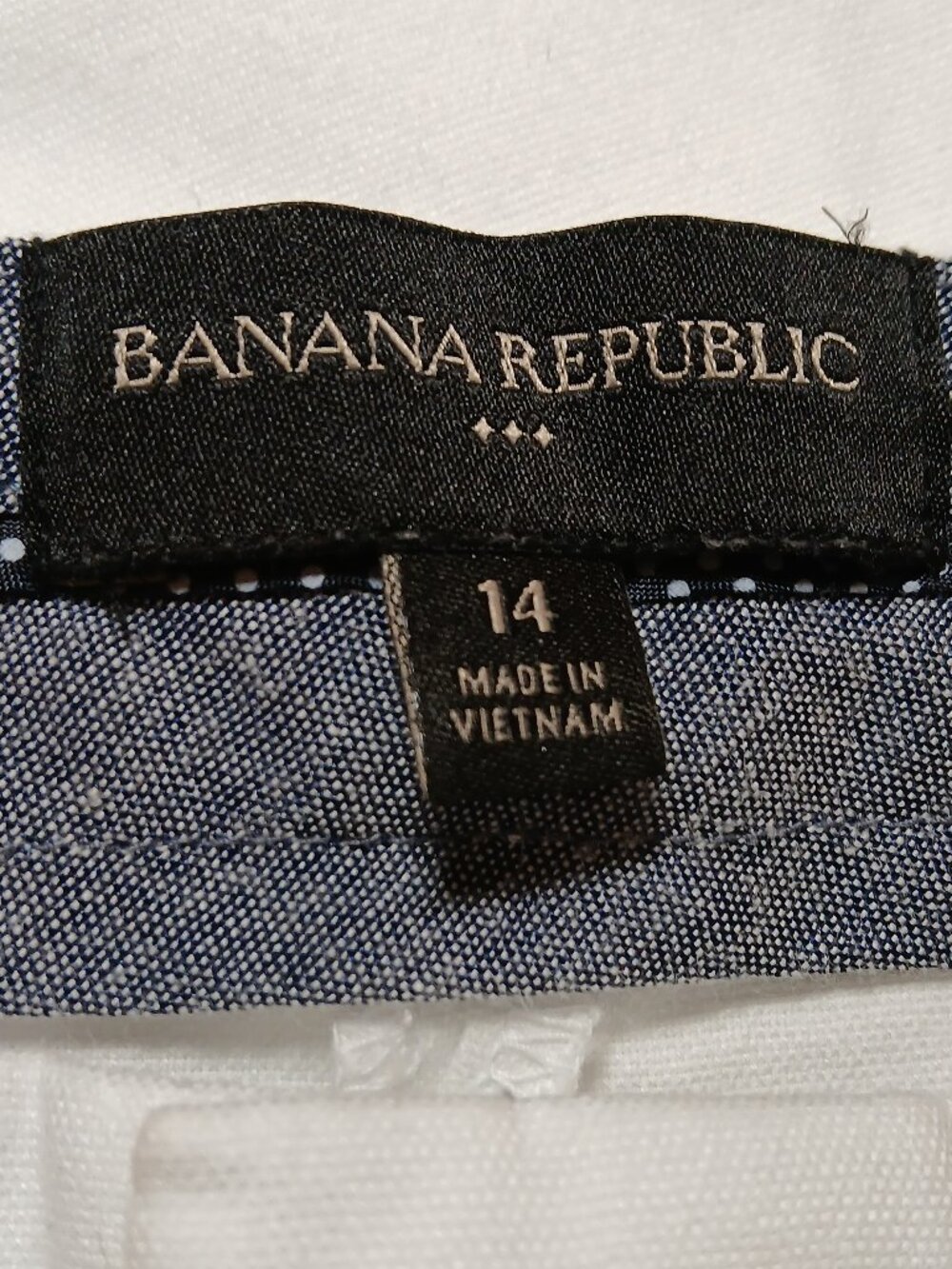 BANANA REPUBLIC White Scalloped Hem Shorts -Like New - Picture 4 of 6